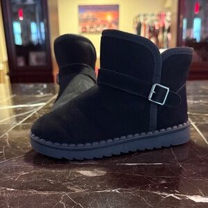 Girls size 12.5 (34) black lined ankle boots with silver buckles on sides